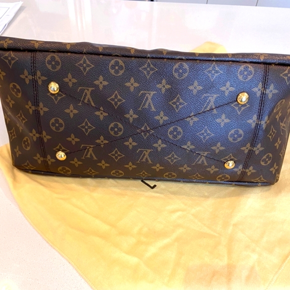 LV artsy - Picture 1 of 4